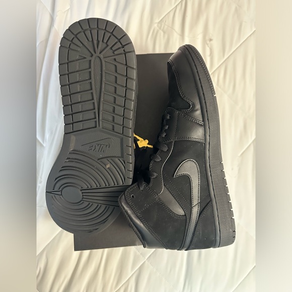 Air Jordan 1 Mid- Men - Picture 6 of 9